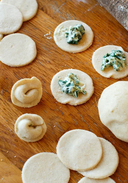 Ravioli Mit Ricotta Und Spinat Auf Einem Holzbrett Zubereiten — Stockfoto