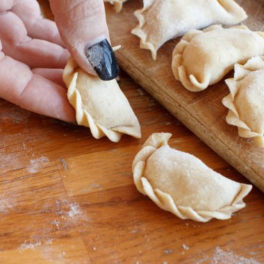 Çiğ et mantı, mantı, mantı bir ahşap tahta üzerinde