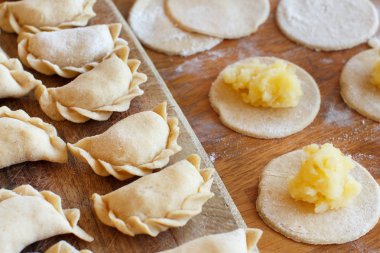 Vareniki patates püresi ile hazırlanması yakın çekim