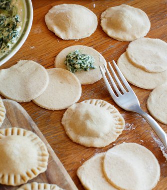 Ricotta peyniri ve ıspanak ile mantı ahşap bir gemide yapma