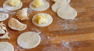 Hazırlık vareniki, mantı, köfte patates püresi ile yakın çekim