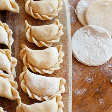Çiğ et mantı, mantı, mantı üstten görünüm bir ahşap tahta üzerinde