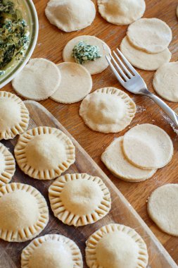 Ricotta peyniri ve ıspanak ile mantı ahşap bir gemide yapma