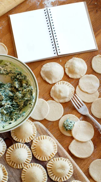 Ravioli Met Ricotta Kaas Spinazie Maken Een Houten Plank — Stockfoto