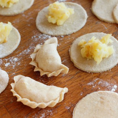 Hazırlık vareniki, mantı, köfte patates püresi ile yakın çekim