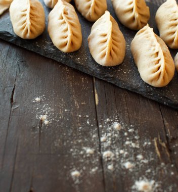 Kıyılmış et ile under köfte Mantı hazırlanması yakın çekim