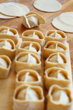 Kıyılmış et ile under köfte Mantı hazırlanması yakın çekim