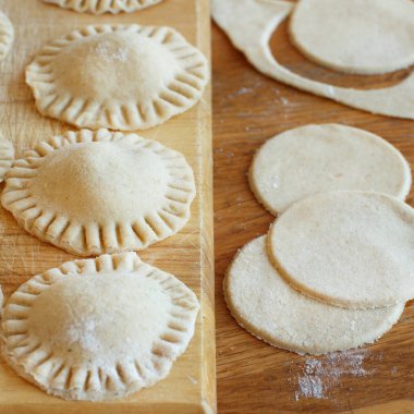 Ricotta peyniri ve ıspanak ile mantı ahşap bir gemide yapma