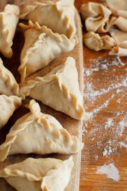 Kıyılmış et ile under köfte Mantı hazırlanması yakın çekim