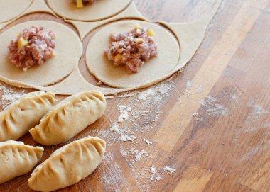 Kıyılmış et ile under köfte Mantı yakın yapma