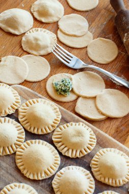 Ricotta peyniri ve ıspanak ile mantı ahşap bir gemide yapma