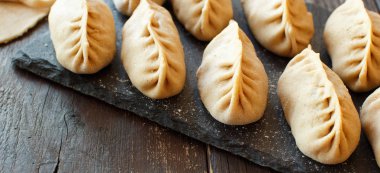 Kıyılmış et ile under köfte Mantı yakın yapma