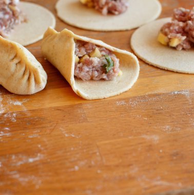 Kıyılmış et ile under köfte Mantı yakın yapma