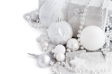 Gümüş gri arka plan üstten görünüm üzerinde Noel süsleri