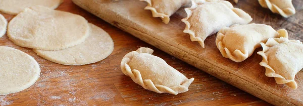 Rohe Fleischpelmeni Ravioli Knödel Auf Einem Holzbrett — Stockfoto