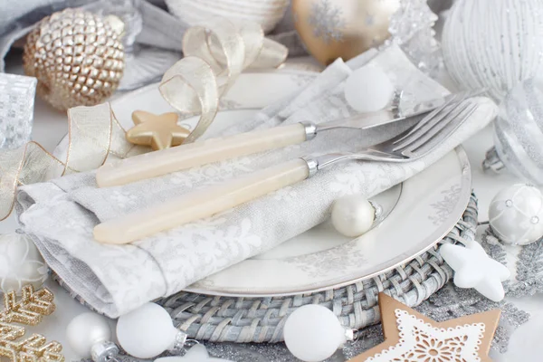 Ajuste Mesa Navidad Plata Crema Con Decoraciones Navideñas — Foto de Stock