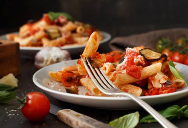 Penne alla norma - geleneksel İtalyan makarna patlıcan ve domates ile