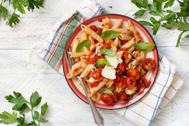 Penne alla norma - geleneksel İtalyan makarna patlıcan ve domates ile