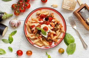 Penne alla norma - geleneksel İtalyan makarna patlıcan ve domates ile