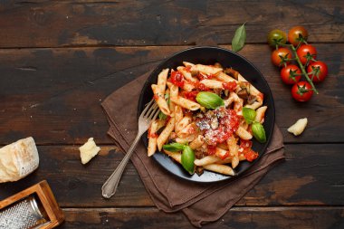 Penne alla norma - geleneksel İtalyan makarna patlıcan ve domates ile