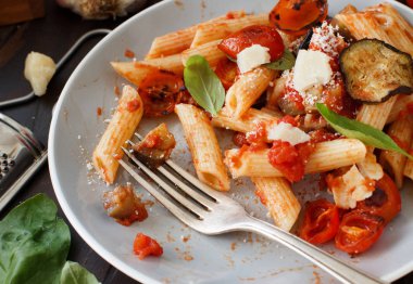 Penne alla norma - geleneksel İtalyan makarna patlıcan ve domates ile