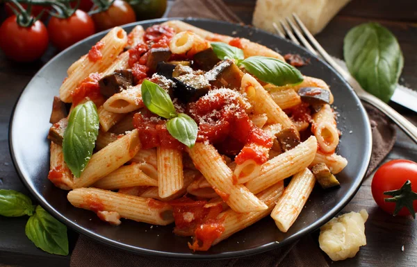 Penne Allá Norma Pasta Italiana Tradicional Con Berenjenas Tomates —  Fotos de Stock