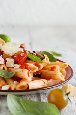 Penne alla norma - geleneksel İtalyan makarna patlıcan ve domates ile