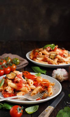 Penne alla norma - geleneksel İtalyan makarna patlıcan ve domates ile