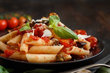 Penne alla norma - geleneksel İtalyan makarna patlıcan ve domates ile