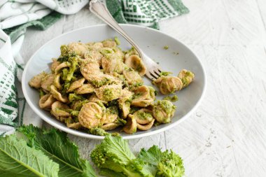 Geleneksel Apulia bölgesi makarna Orecchiette şalgam yeşilliği ile