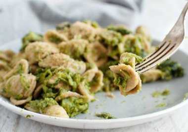 Geleneksel Apulia bölgesi makarna Orecchiette şalgam yeşilliği ile