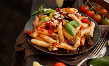 Penne alla norma - geleneksel İtalyan makarna patlıcan ve domates ile