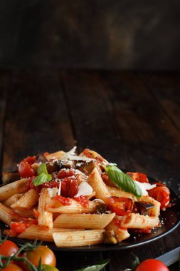 Penne alla norma - geleneksel İtalyan makarna patlıcan ve domates ile