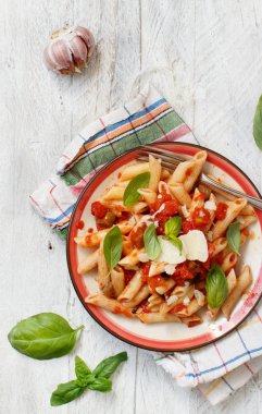 Penne alla norma - geleneksel İtalyan makarna patlıcan ve domates ile