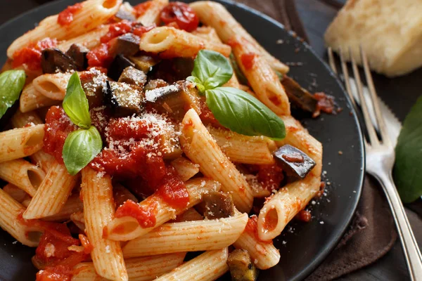 Penne Allá Norma Pasta Italiana Tradicional Con Berenjenas Tomates —  Fotos de Stock