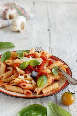 Penne alla norma - geleneksel İtalyan makarna patlıcan ve domates ile