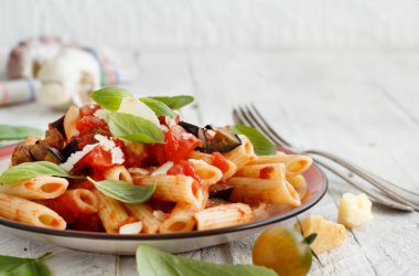 Penne alla norma - geleneksel İtalyan makarna patlıcan ve domates ile
