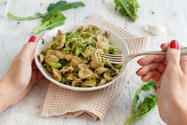 Geleneksel Apulia bölgesi makarna Orecchiette şalgam yeşilliği ile