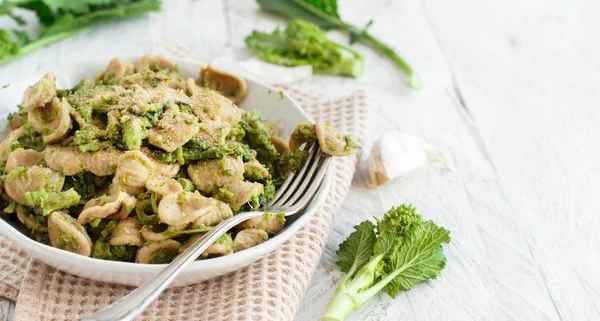 Geleneksel Apulia bölgesi makarna Orecchiette şalgam yeşilliği ile