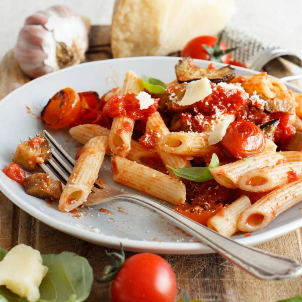 Penne Alla Norma Geleneksel Talyan Makarna Patlıcan Domates Ile — Stok fotoğraf