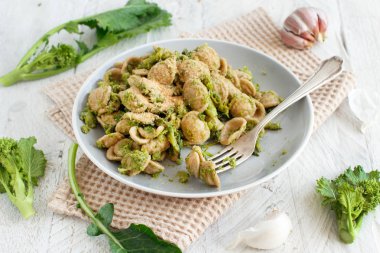 Geleneksel Apulia bölgesi makarna Orecchiette şalgam yeşilliği ile