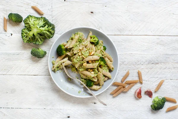 Kepekli makarna brokoli ve ceviz krem ile yakın çekim