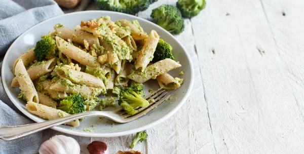Fullkorn Pasta Med Broccoli Och Valnötter Grädde Närbild — Stockfoto