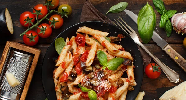 Penne Alla Norma Pasta Tradisional Italia Dengan Terong Dan Tomat — Stok Foto