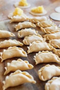 Varenik patates püresi ile hazırlanması yakın çekim