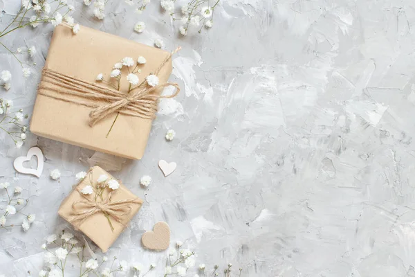 Cajas Regalo Con Pequeñas Flores Blancas Corazones Sobre Fondo Gris — Foto de Stock