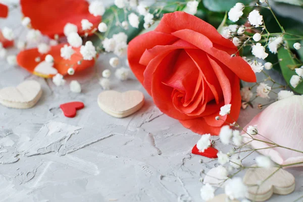 Flores Rosas Vermelhas Pétalas Corações Fundo Cinza — Fotografia de Stock