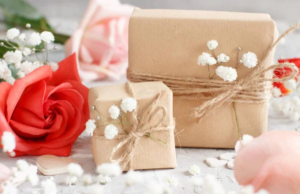 Ajándék Táskák Virágok Vörös Rózsa Kis Fehér Virágok Szürke Háttér — Stock Fotó