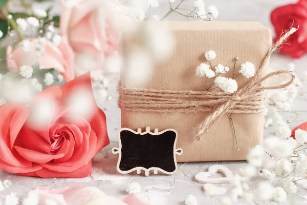 Gift Bags Small Chalkboard Flowers Red Roses Small White Flowers — Stock Photo, Image