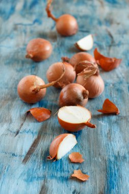 Bir mavi ahşap tahta üzerinde sarı soğan kadar colose